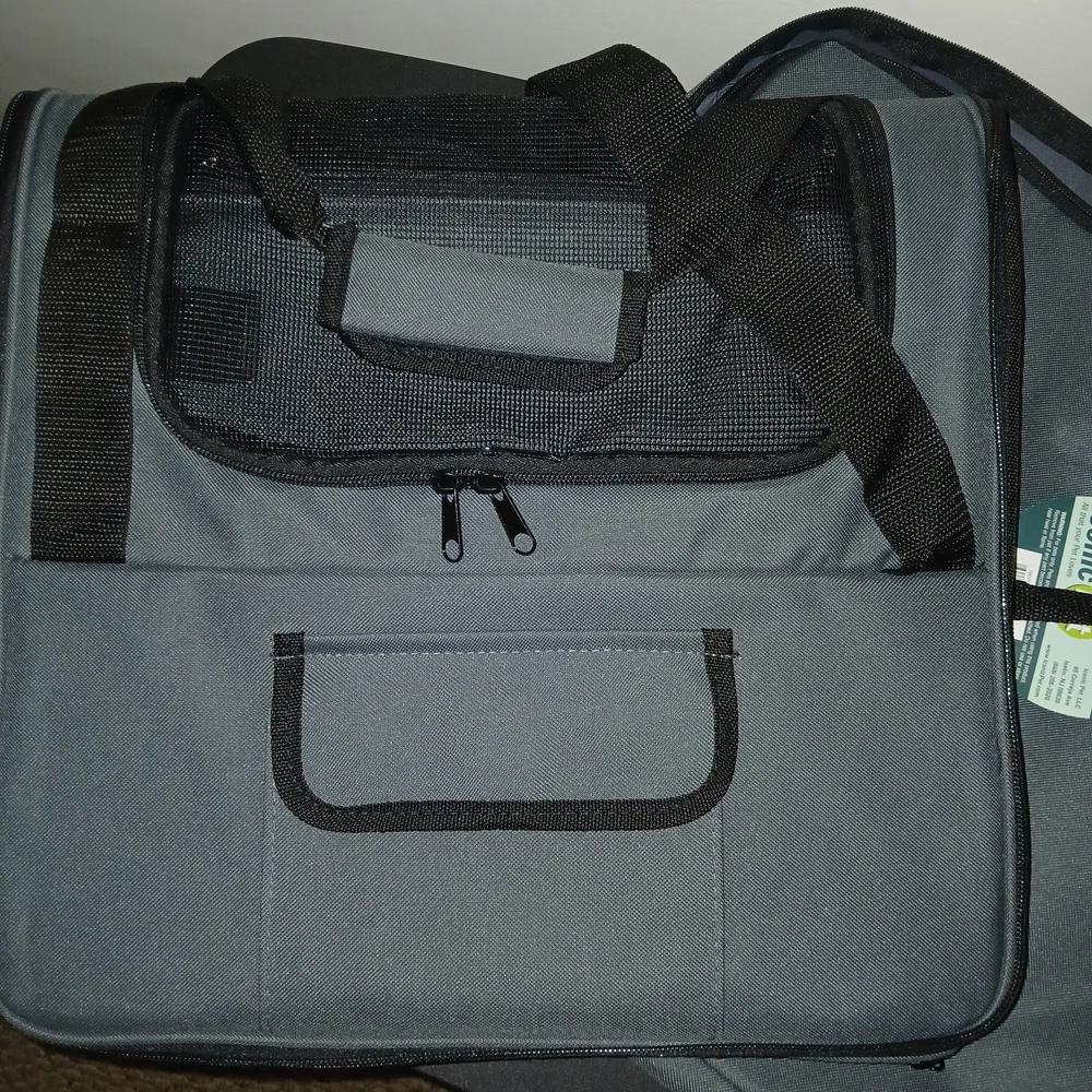 Iconic 2in1 Pet Carrier/Holder. *NEW* Grey With Straps And Travel Bag